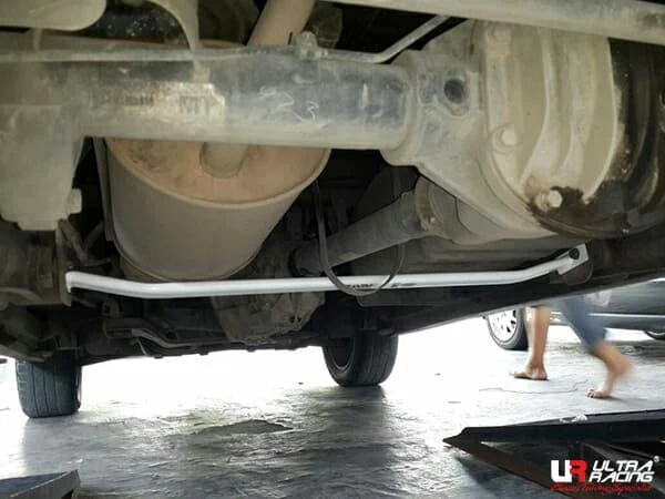 Rozpórka tylna dolna (Rear Lower Bar) (689) Ultra Racing Suzuki APV (DN) 1.6 2WD 04+