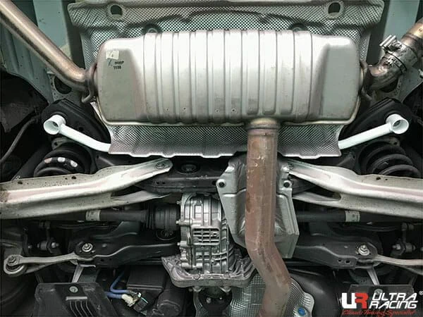 Rozpórka tylna dolna (Rear Lower Bar) Ultra Racing Mercedes A250 / AMG 13+ W176 4WD