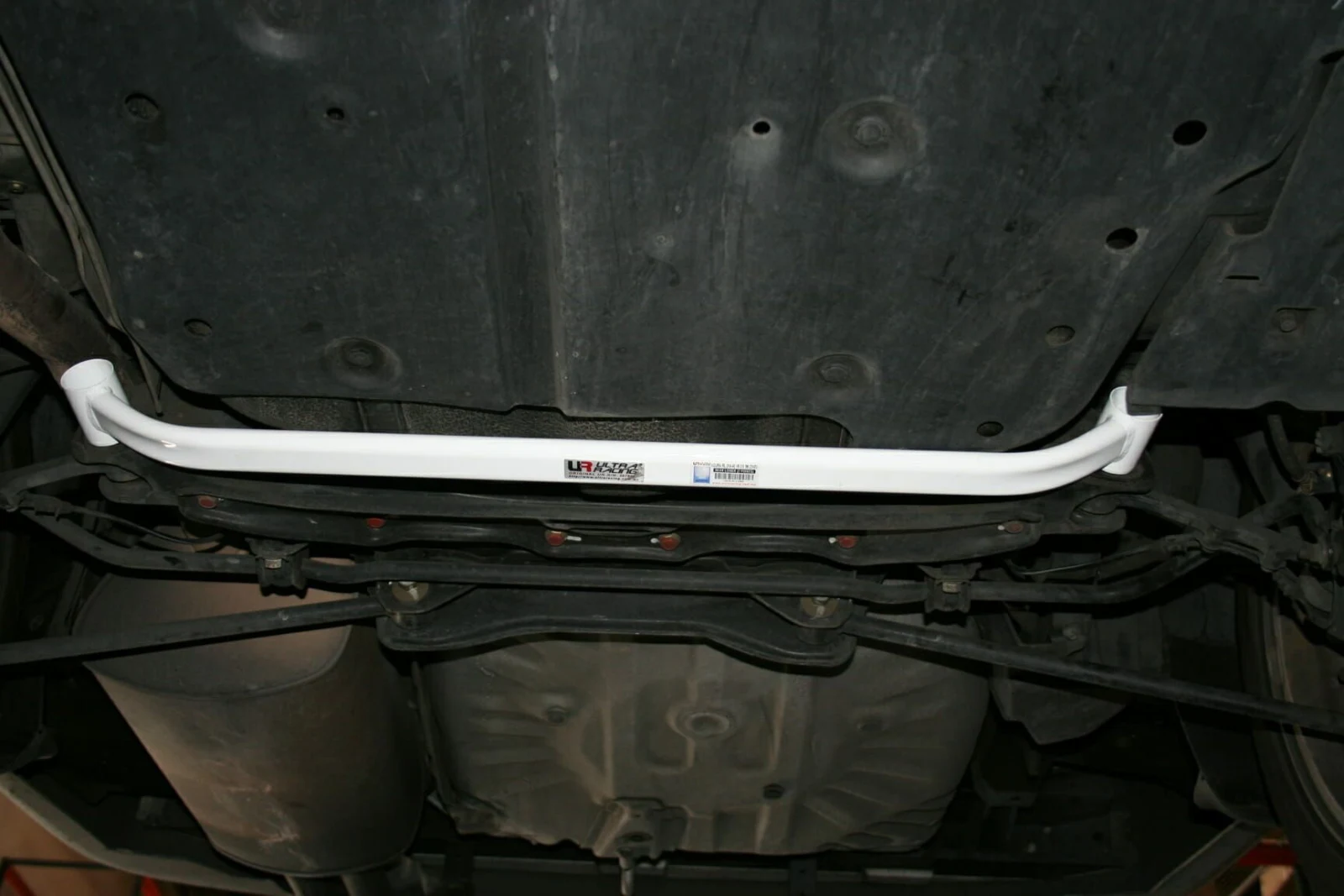 Rozpórka tylna dolna (Rear Lower Bar) (2363) Ultra Racing for Acura RL KA-9 3.5 96-04 / Honda Legend 3.2 95-04 2WD