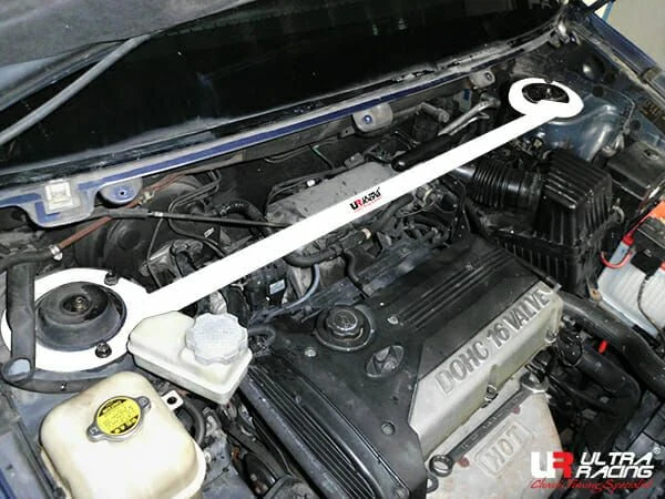 Rozpórka przednia (Front Upper Strut Bar)(3185) Ultra Racing Hyundai Trajet 2.0 2WD 99-08