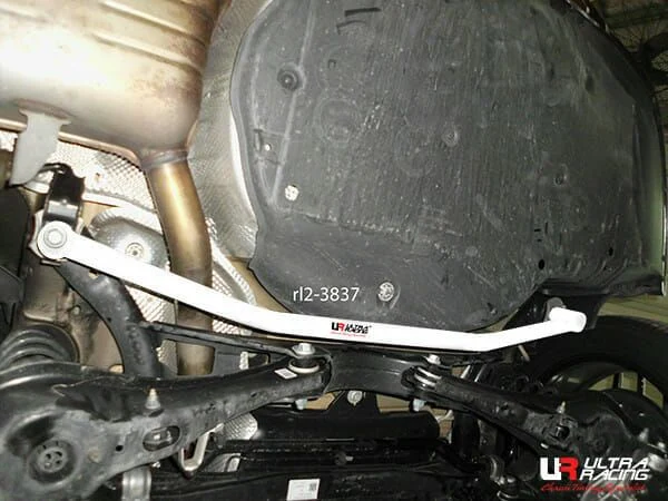 Rozpórka tylna dolna (Rear Lower Bar) (3837) Ultra Racing Volkswagen Passat B8 (TYP 3G) 1.8 TSI 2WD 15-22