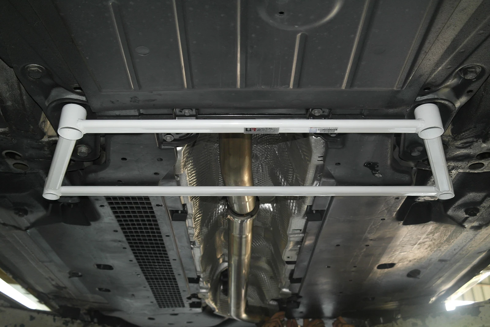 Rozpórka przednia dolna (Front Lower Brace) 3214 Ultra Racing Renault Clio RS Mk4 13+
