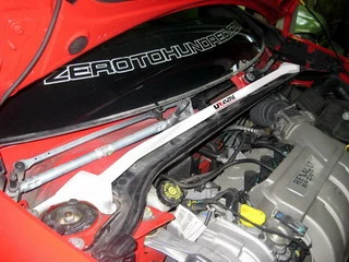 Rozpórka przednia (Front Upper Strut Bar)Ultra Racing Renault Clio C 05+