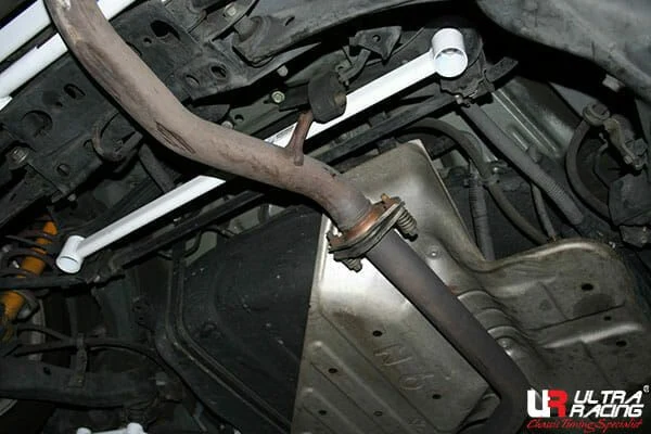 Rozpórka tylna dolna (Rear Lower Bar) (2468) Ultra Racing Scion TC (AT10) 2.4 2WD 05-10