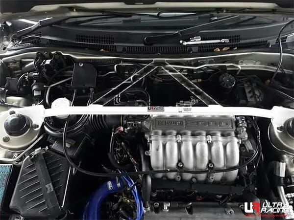 Rozpórka przednia (Front Upper Strut Bar)(111) Ultra Racing Mercedes W169 A170 1.7 2WD 04-12/W245 B170 1.7 05-1