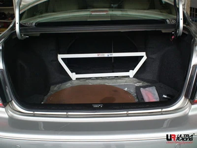 Rozpórka bagażnika (Rear Trunk Brace) Ultra Racing Nissan Cefiro 98-03 A33