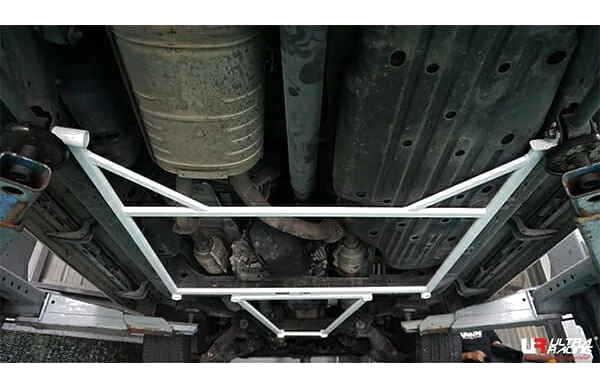 Rozpórka tylna dolna (Rear Lower Bar) (3807) Ultra Racing Toyota Land Cruiser (J200) 4.5D/4.7 V8 4WD 07-21