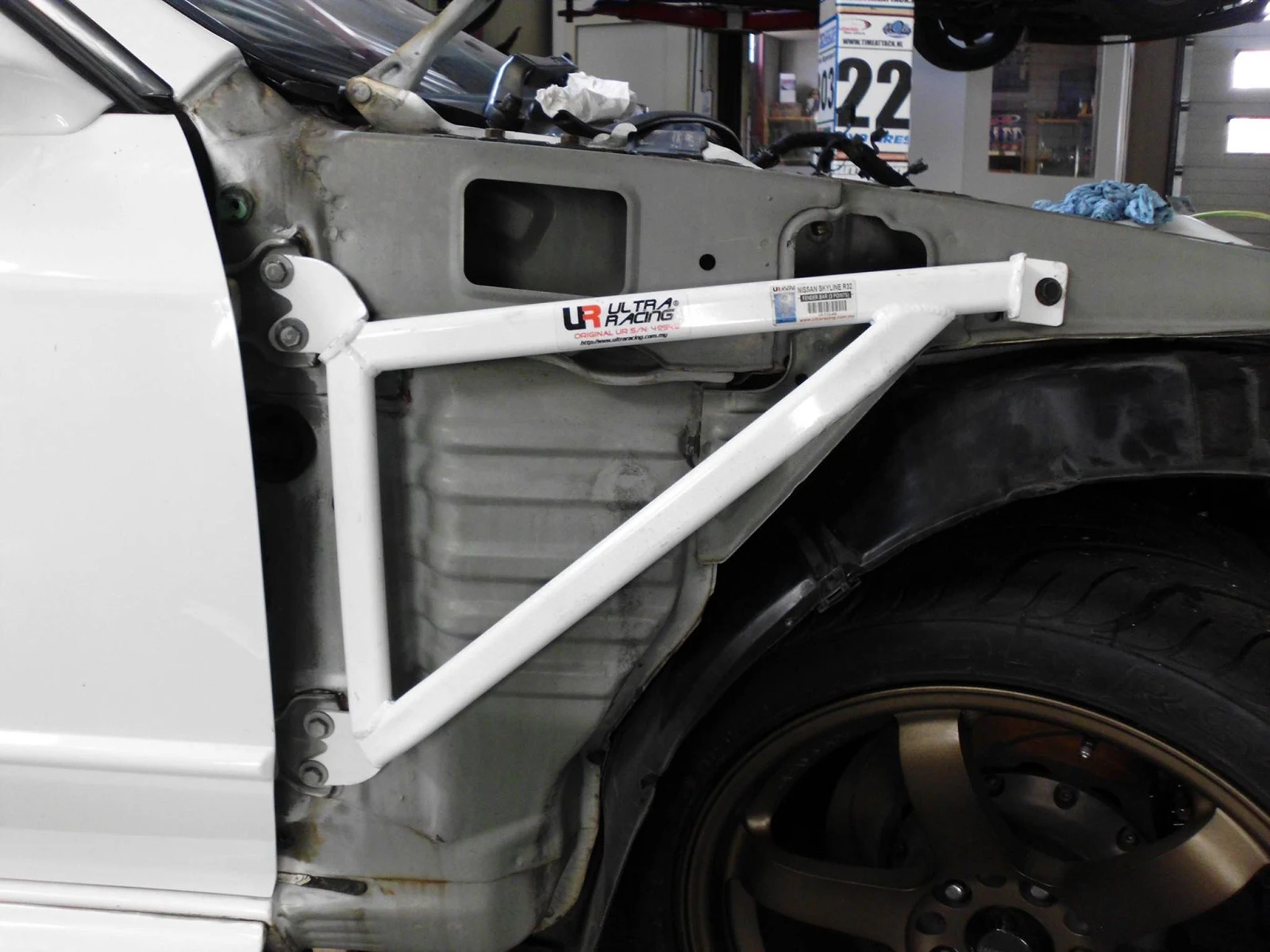 Rozpórka przedniego kielicha (Fender Brackets) Ultra Racing Nissan Skyline R32 GTR