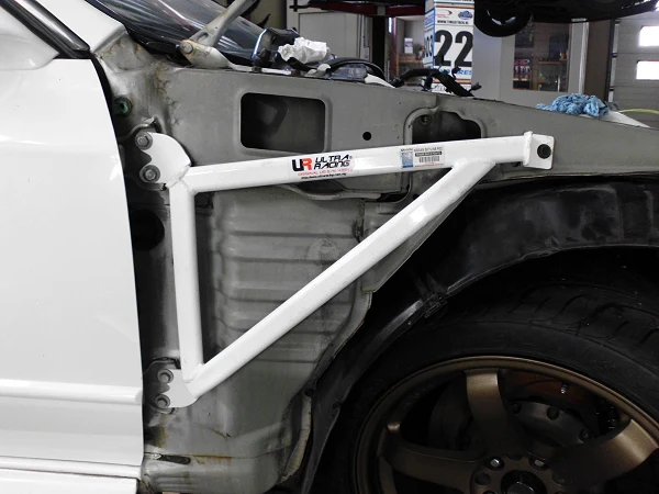 Rozpórka przedniego kielicha (Fender Brackets) Ultra Racing Nissan Skyline R32 GTR