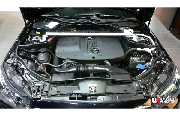 Rozpórka przednia (Front Upper Strut Bar)Ultra Racing Mercedes E W212 /CLS 3.0 W218 11+