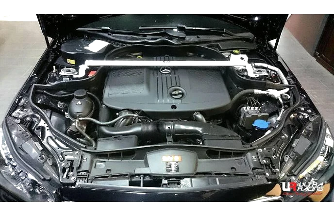 Rozpórka przednia (Front Upper Strut Bar)Ultra Racing Mercedes E W212 /CLS 3.0 W218 11+
