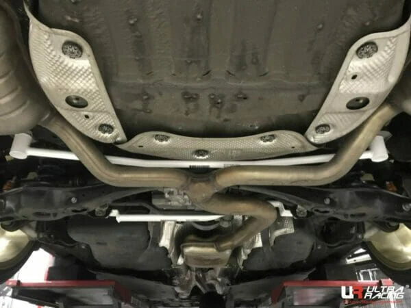 Rozpórka tylna dolna (Rear Lower Bar) (3856) Ultra Racing Skoda Superb (B8/TYP 3V) 2.0T 2WD/4WD 15+/VW Passat 2.0 TSI 4WD 15+