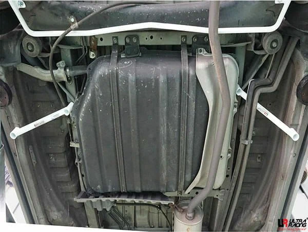Rozpórka tylna dolna (Rear Lower Bar) (462P) Ultra Racing Toyota Alphard (AH10) 2.4/3.0 2WD 02-08