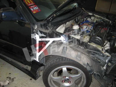 Rozpórka przedniego kielicha (Fender Brackets) Ultra Racing Daihatsu Charade G200 94-00