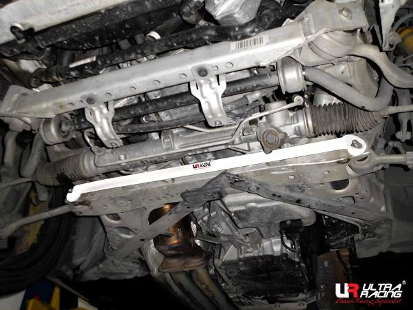 Rozpórka przednia dolna (Front Lower Tiebar) Ultra Racing BMW 3-Series E92 06+ 3.5