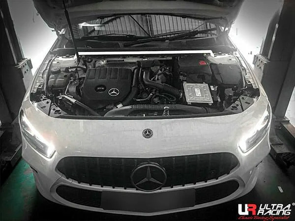 Rozpórka przednia (Front Upper Strut Bar)(4113) Ultra Racing Mercedes V177 A200/A250 1.3/2.0T 2WD Sedan 18+