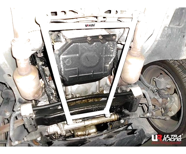 Rozpórka przednia dolna (Front Lower Brace) Ultra Racing Chrysler 300C V6 05-10