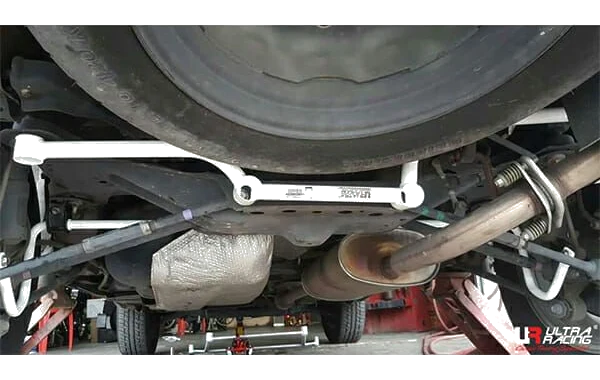 Rozpórka tylna dolna (Rear Lower Bar) (747) Ultra Racing Toyota Harrier (XU30) 2.4 2WD 04-09 LHD/RHD