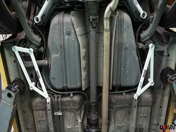 Rozpórka tylna dolna (Rear Lower Bar) (433P) Ultra Racing Toyota Caldina (T240) 2.0T GT4 4WD 02-07