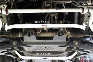 Rozpórka przednia dolna (Front Lower Tiebar) 1365 Ultra Racing Toyota Hiace/H200 04+