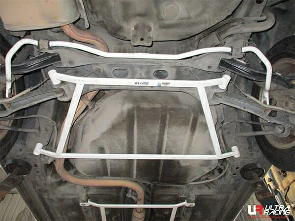 Rozpórka tylna dolna (Rear Lower Bar) (220) Ultra Racing Proton Perdana 2.0 95-98/Perdana 2.0 98-10 2WD