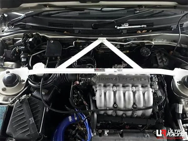 Rozpórka przednia (Front Upper Strut Bar)(10) Ultra Racing Proton Perdana 2.0 95-98/Perdana 2.0 FL 98-10 2WD