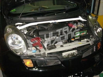 Rozpórka przednia (Front Upper Strut Bar)Ultra Racing Nissan Micra K12 02-07