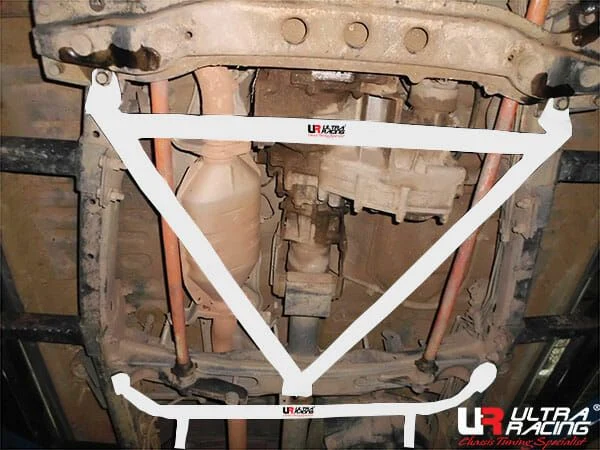 Rozpórka środkowa (Mid Lower Brace) (2598) Ultra Racing Mitsubishi Storm L200 3.0 4WD 96-06