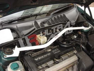 Rozpórka przednia (Front Upper Strut Bar)Ultra Racing Volvo 850 Turbo 4D/Wagon OBD-2