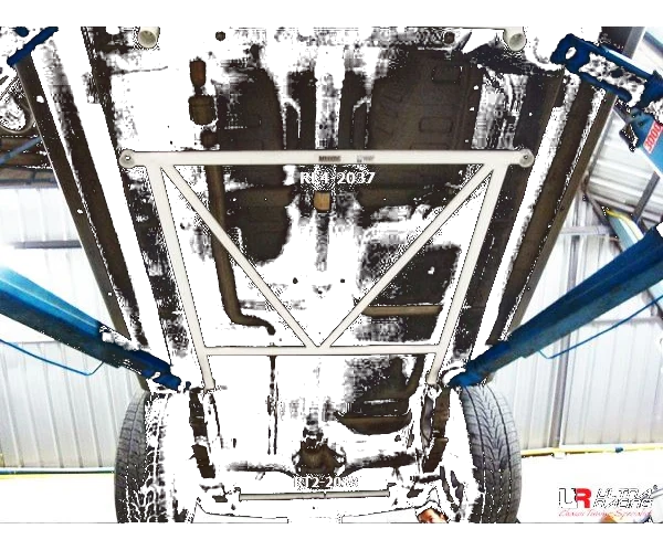 Rozpórka tylna dolna (Rear Lower Brace) 2037 Ultra Racing Isuzu D-Max 2.5D 11+