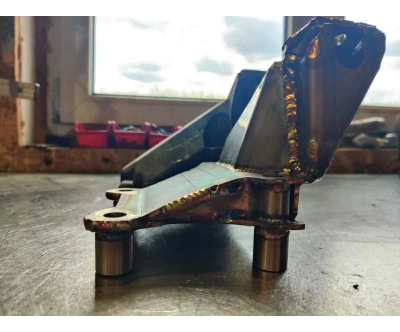 2.7 BiTurbo nisko profilowe mocowanie/łapa silnika - strona kierowcy.