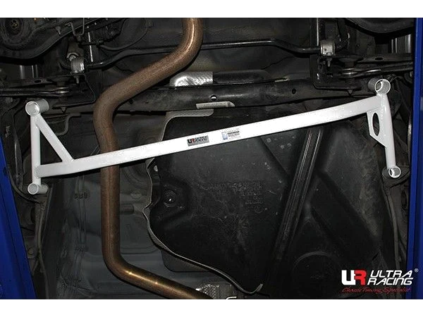 Rozpórka tylna dolna (Rear Lower Brace) 2688 Ultra Racing VW Golf 7 2.0TDI
