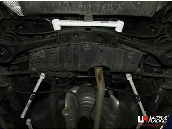 Rozpórka tylna dolna (Rear Lower Bar) (2721) Ultra Racing Ssangyong Actyon 2.0D 05-10/Korando 2.0D 10-19 2WD