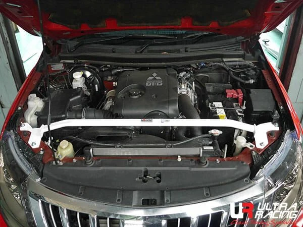 Rozpórka przednia (Front Upper Strut Bar)(3635) Ultra Racing Mitsubishi Triton L200 (KJ) 2.4D 2WD/4WD FL 15+
