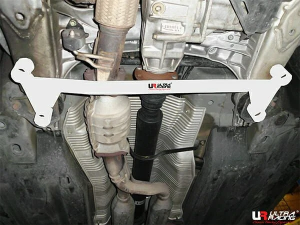 Rozpórka przednia dolna (Front Lower Brace) (2415) Ultra Racing Acura RL (KB-1) / Honda Legend 3.5 05-12 4WD