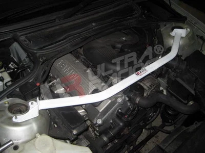 Rozpórka przednia (Front Upper Strut Bar)Ultra Racing BMW 3-Series E46 318 1.9 99-01
