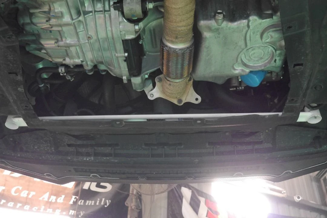 Rozpórka przednia dolna (Front Lower Bar) Ultra Racing Honda Civic Type-R FK8 17+