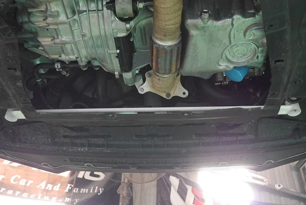 Rozpórka przednia dolna (Front Lower Bar) Ultra Racing Honda Civic Type-R FK8 17+