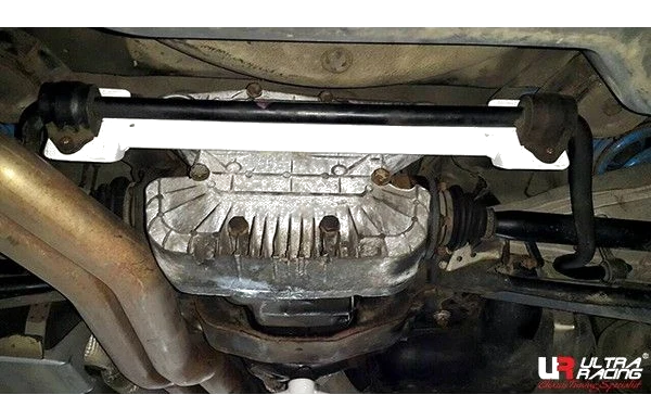 Rozpórka tylna dolna (Rear Lower Brace) Ultra Racing BMW 3-Series E46 M3 3.2 01-06