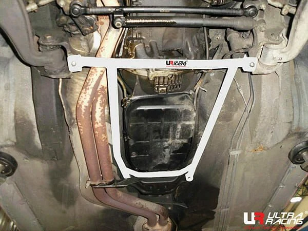 Rozpórka przednia dolna (Front Lower Bar) Ultra Racing Mercedes E-Class 3.0 W124 85-96