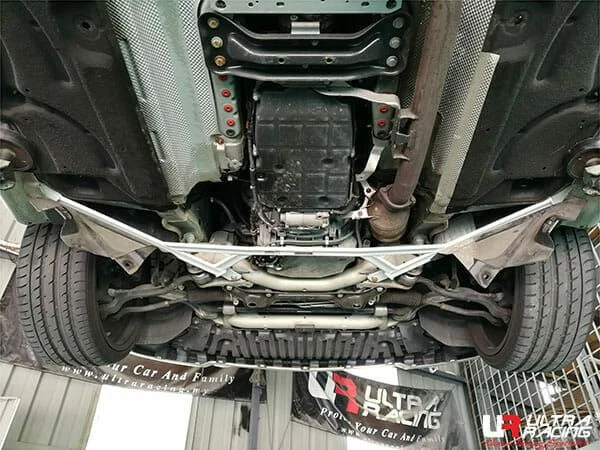 Rozpórka przednia dolna (Front Lower Brace) Ultra Racing Mercedes E350 W212 13-16