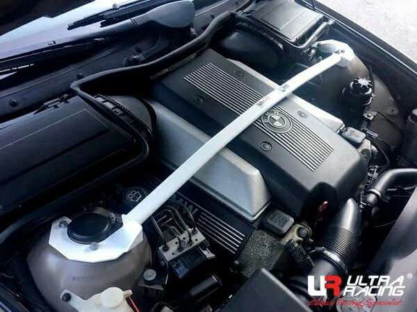 Rozpórka przednia (Front Upper Strut Bar)Ultra Racing BMW 5-Series E39 M5