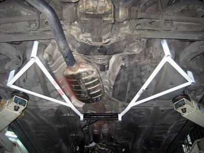 Rozpórka tylna (Rear Member Brace)s Ultra Racing for BMW 3-Series E46 99-05