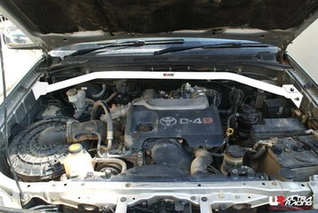 Rozpórka przednia (Front Upper Strut Bar)1322 Ultra Racing Toyota Hilux Vigo 05+