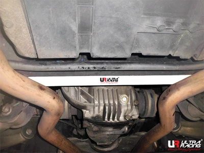 Rozpórka tylna dolna (Rear Lower Bar) 1704 Ultra Racing BMW E53 X5 4.4 99-06
