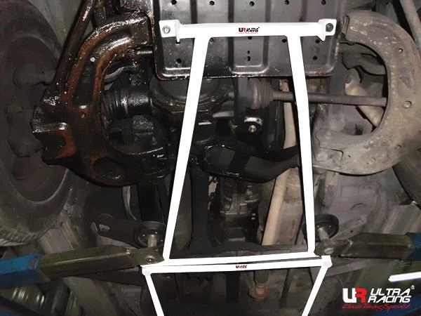 Rozpórka przednia dolna (Front Lower Brace) Ultra Racing Daihatsu Feroza 4WD F300 89-93