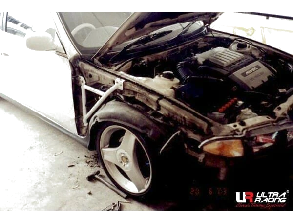 Rozpórka przedniego kielicha (Fender Brackets) (009P) Ultra Racing Proton Perdana 2.0 2WD 95-10