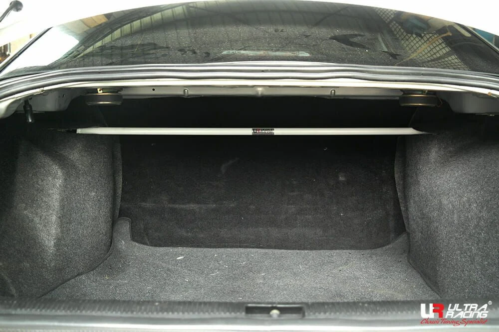 Rozpórka tylna górna (Rear Upper Strut Bar) Ultra Racing Audi A4 B5 95-00 1.8 2WD 2P