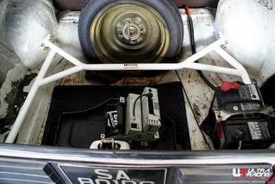 Rozpórka bagażnika (Rear Trunk Brace) Ultra Racing Mitsubishi Lancer A174 79-87