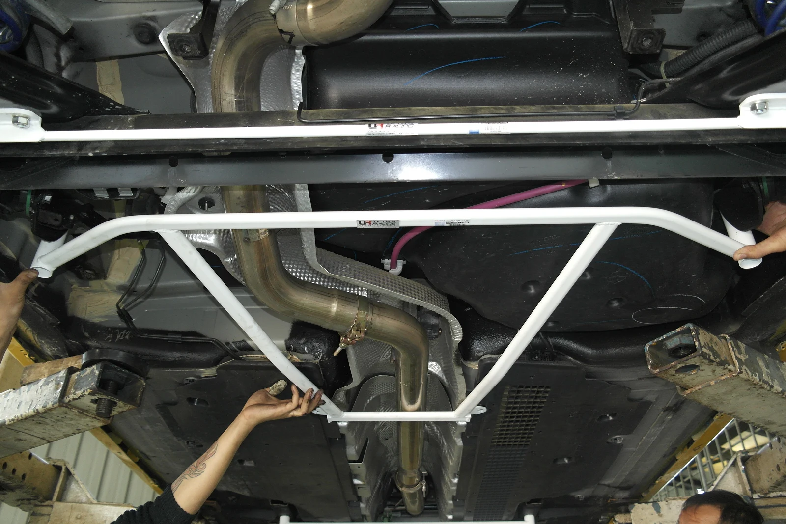Rozpórka tylna dolna (Rear Lower Brace) 3215 Ultra Racing Renault Clio RS Mk4 13+